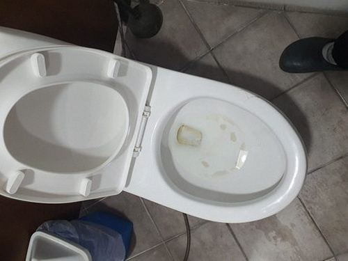 마포구 하수구막힘 작업 후 싱크대 배수 상태를 확인하며 물 흐름을 점검하는 모습